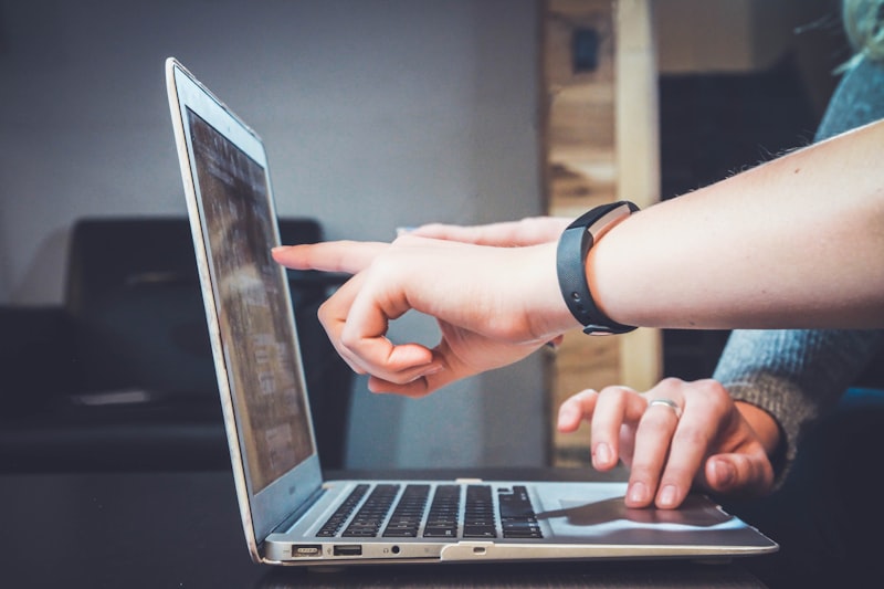 Docente che registra una lezione video in studio